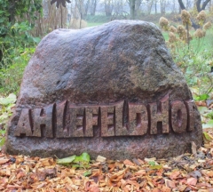 Gedenkstein Ahlefeldhof in Baderup (6. Kolonie)