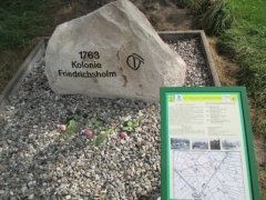 Gedenkstein Friedrichsholm in Gemeinde Jörl (10. Kolonie)